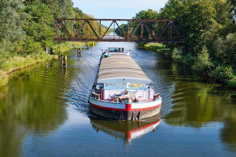 Mehr über den Artikel erfahren Die Ausbildung zum Binnenschiffer