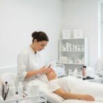 Ausbildung zur Kosmetikerin – Dauer, Inhalte, Gehalt und Karrierewege