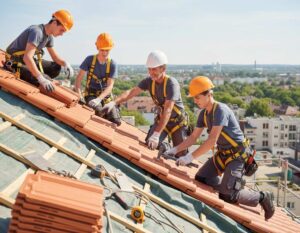 Mehr über den Artikel erfahren Ausbildung zum Dachdecker – Dauer, Inhalte, Gehalt und Karrieremöglichkeiten